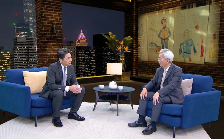 洪培翔（左）專訪張榮興。壹電視提供