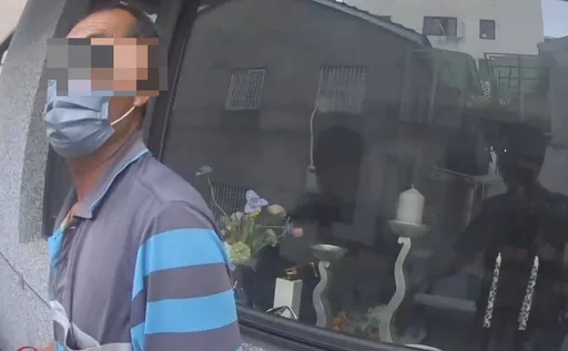 商店騎樓驚見男子倒臥！警上前關切後竟把他送上警車　因為他有這身分