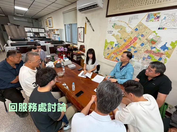 蔡淑君會勘道路平整性，邀集相關管理單位直接開車上路感受，再回服務處開會檢討。翻攝自蔡淑君臉書