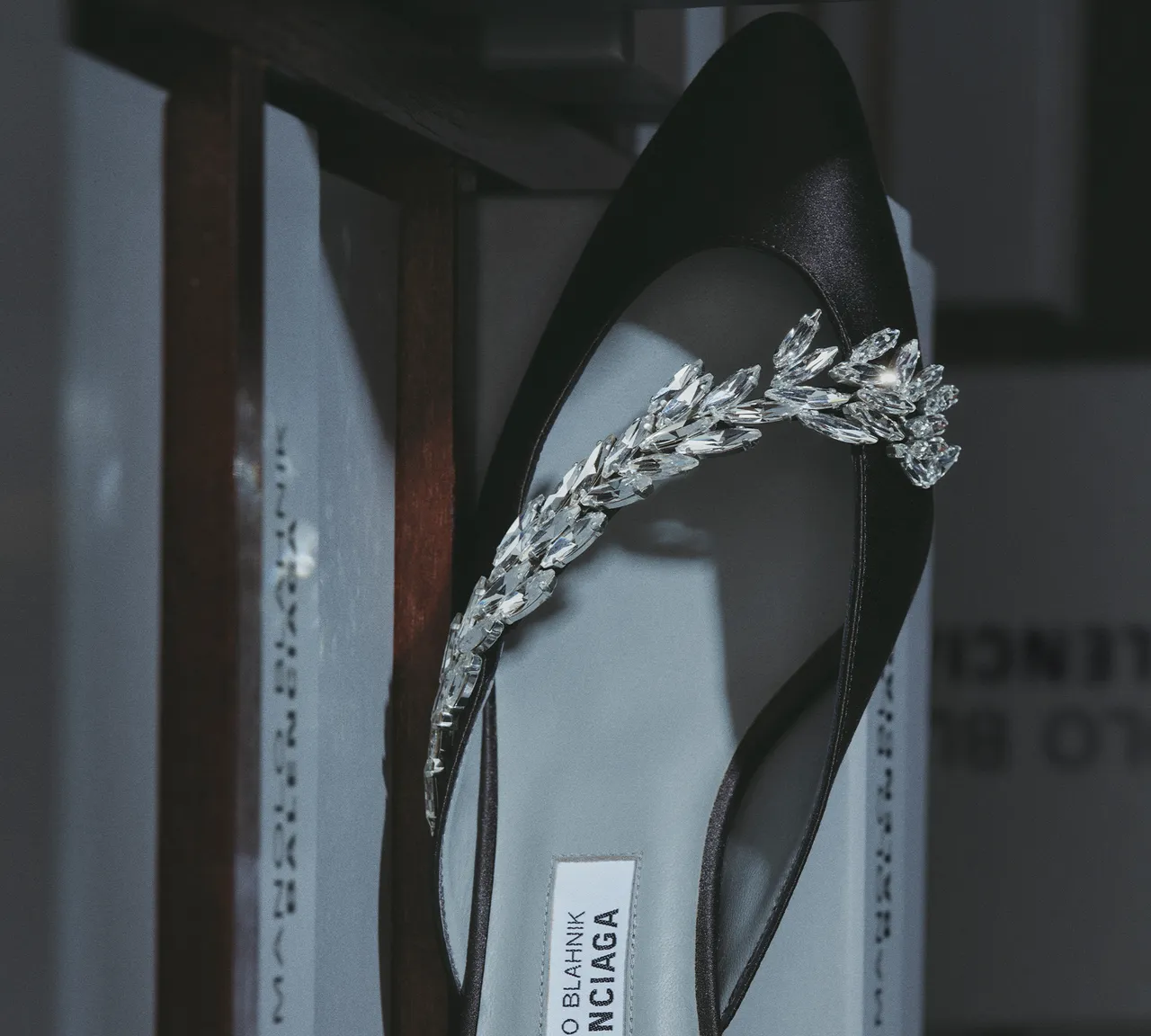BALENCIAGA與鞋履大師Manolo Blahnik推出聯名美鞋。品牌提供