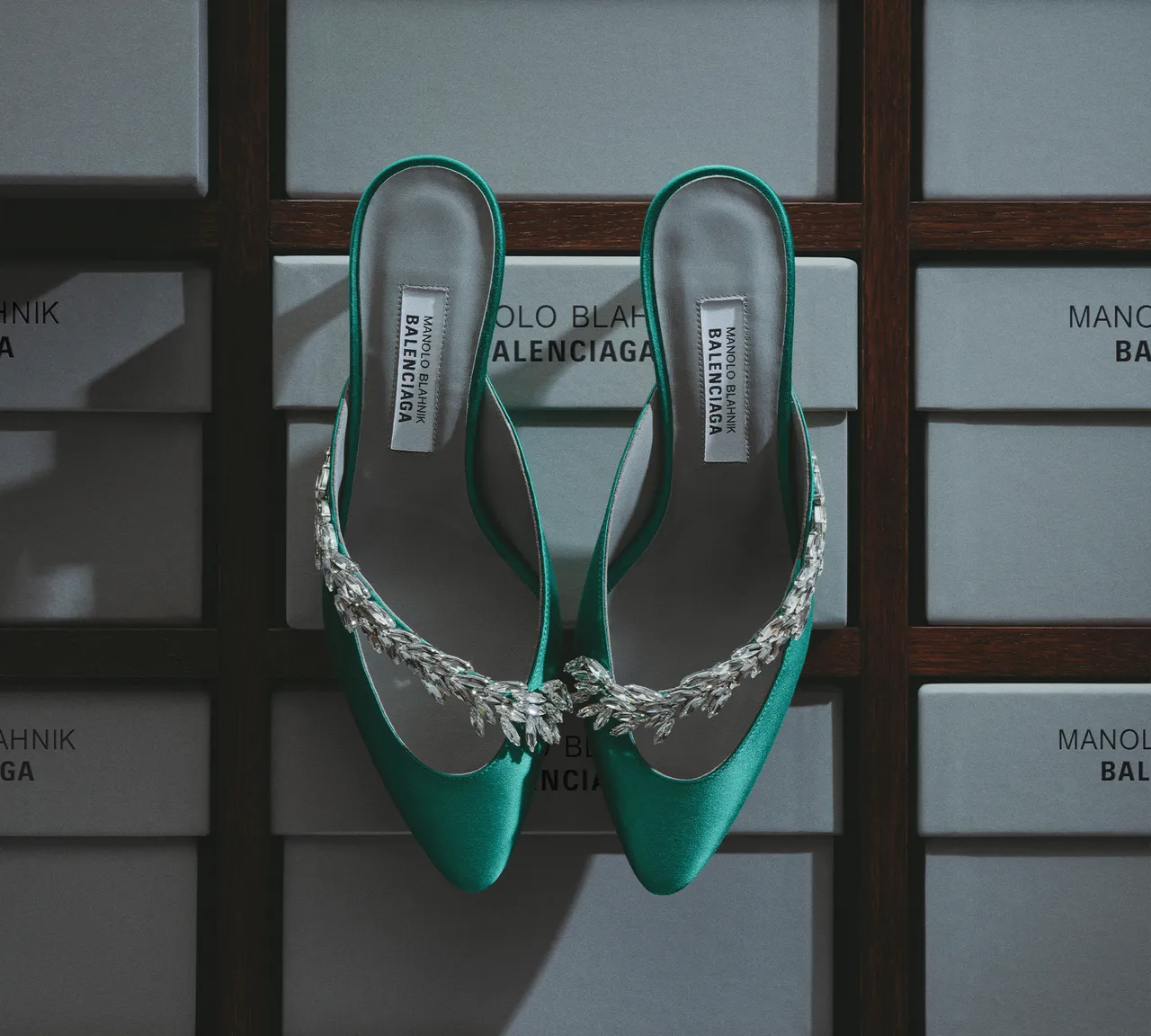 BALENCIAGA與鞋履大師Manolo Blahnik推出聯名美鞋。品牌提供