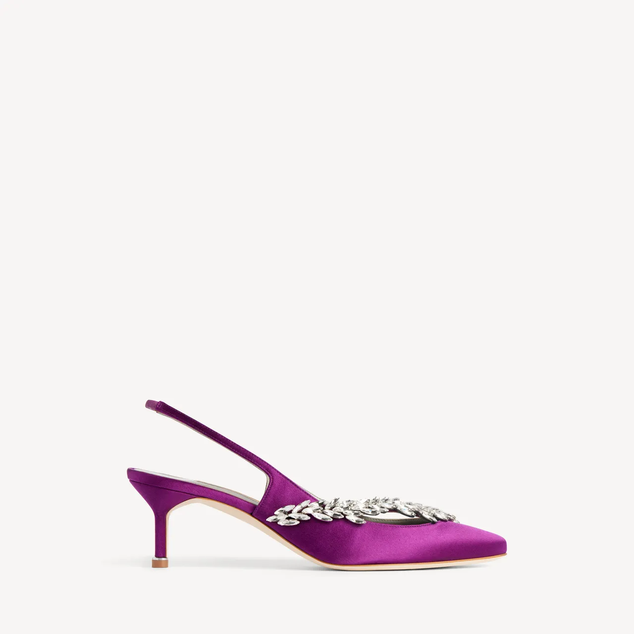 Balenciaga | Manolo Blahnik Slingback in Black 後拉帶露跟低跟鞋，4萬5900元。品牌提供