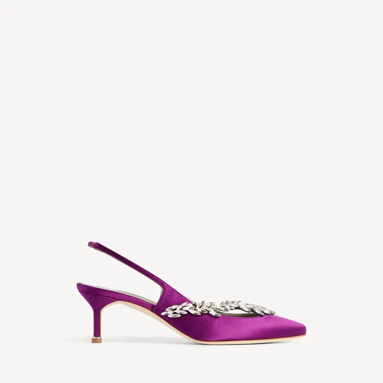 Balenciaga | Manolo Blahnik Slingback in Black 後拉帶露跟低跟鞋，4萬5900元。品牌提供