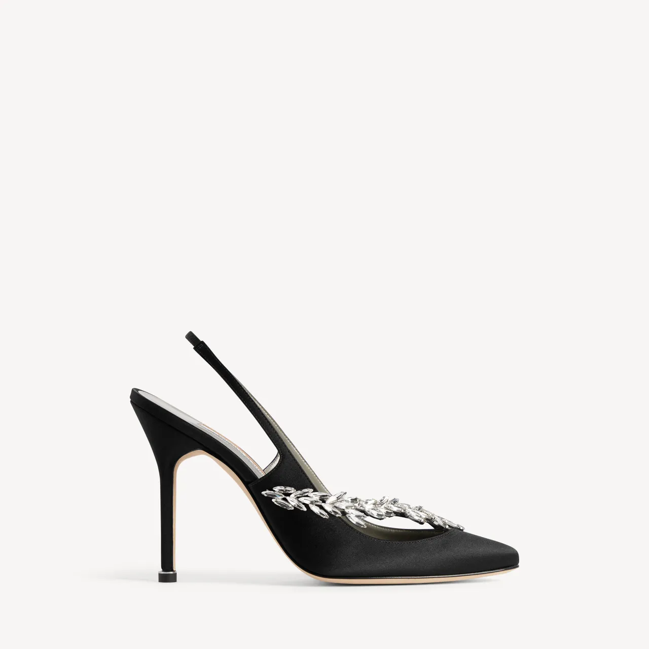 Balenciaga | Manolo Blahnik Slingback in Black 後拉帶露跟高跟鞋，4萬5900元。品牌提供