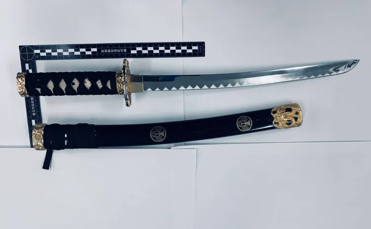 警方發現陳男車上59公分武士刀。翻攝畫面