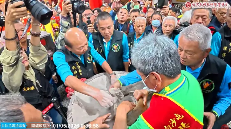 執事人員將萬年香火加入正殿與各殿香爐中完成合爐。翻攝「白沙屯媽祖網路電視台」