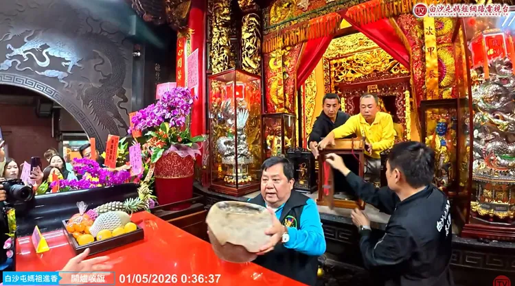 拱天宮主委洪文華從神房中取出千辛萬苦從北港取回的萬年香火。翻攝「白沙屯媽祖網路電視台」