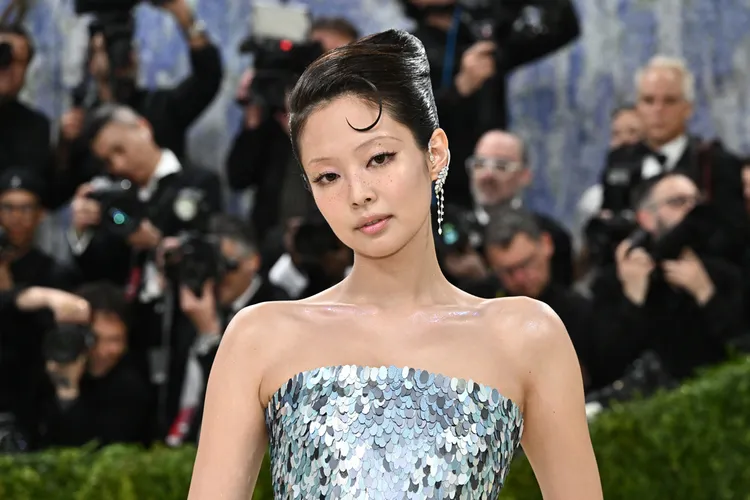Jennie特意畫起古典細柳眉與高級感裸妝，優雅中帶著叛逆。美聯社