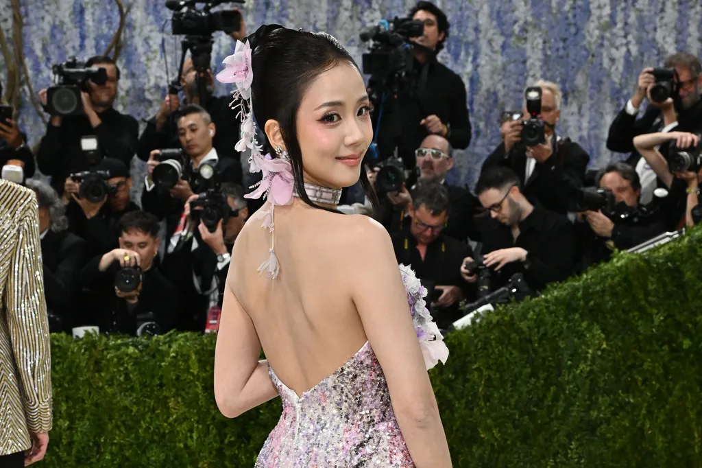 Jisoo頭上還點綴一串粉色花朵髮飾。美聯社