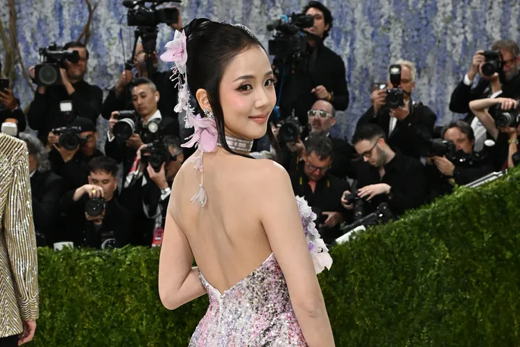 Jisoo頭上還點綴一串粉色花朵髮飾。美聯社