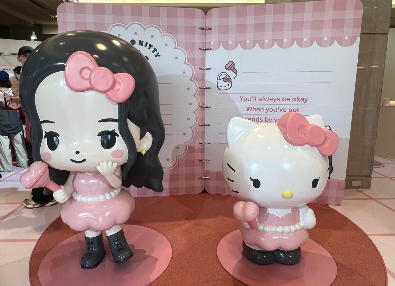 Jisoo「追星成功」聯名HELLO KITTY!獲授權快閃店可愛登台