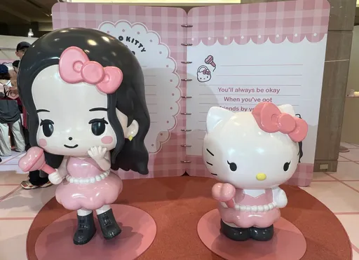 Jisoo「追星成功」聯名HELLO KITTY！獲授權快閃店可愛登台