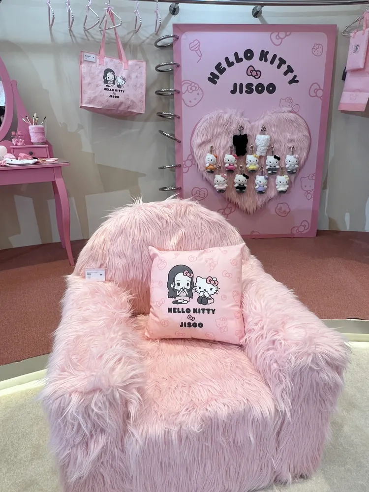 巨型日記本上掛滿HELLO KITTY玩偶鑰匙圈，還有聯名抱枕。陳薇安攝