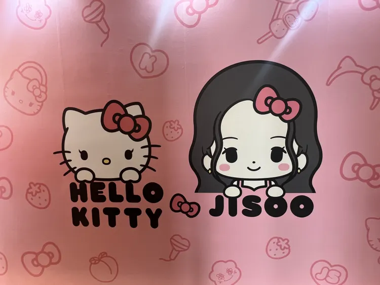 Jisoo自創的SHUMON小灰塵隱藏在背板上。陳薇安攝