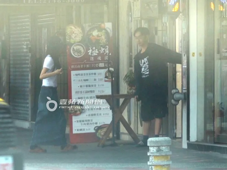 民宅樓下有人迎接蔡依林。特勤中心攝