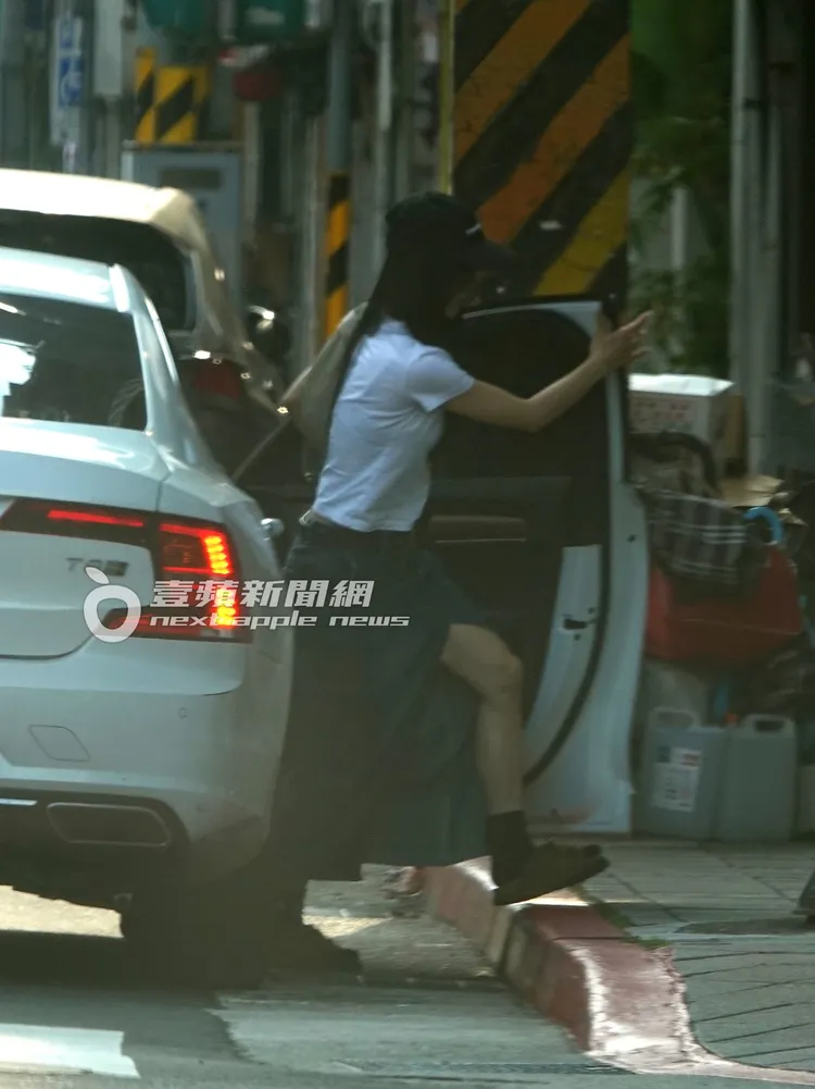 蔡依林下車時載黑帽遮掩。特勤中心攝