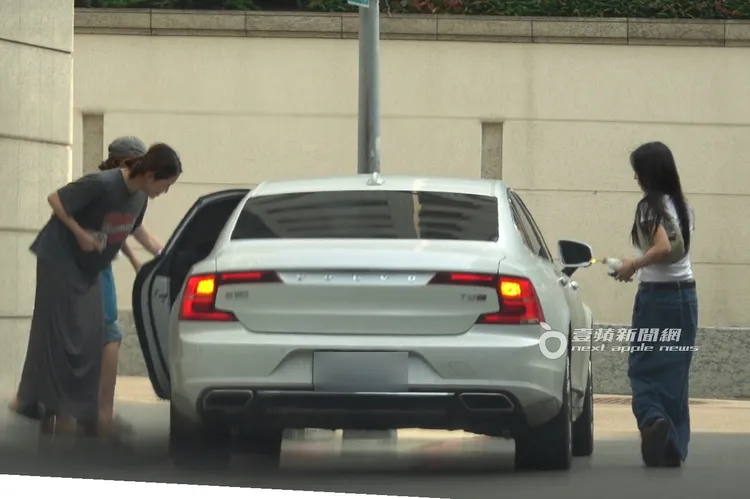 工作人員開要價305萬起的白色Volvo S90 T8載蔡依林出門工作。特勤中心攝