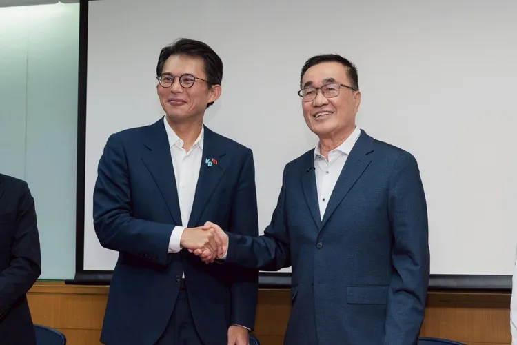 為了藍白合，黃國昌（左）失去競爭新北市長的舞台。翻攝自黃國昌臉書