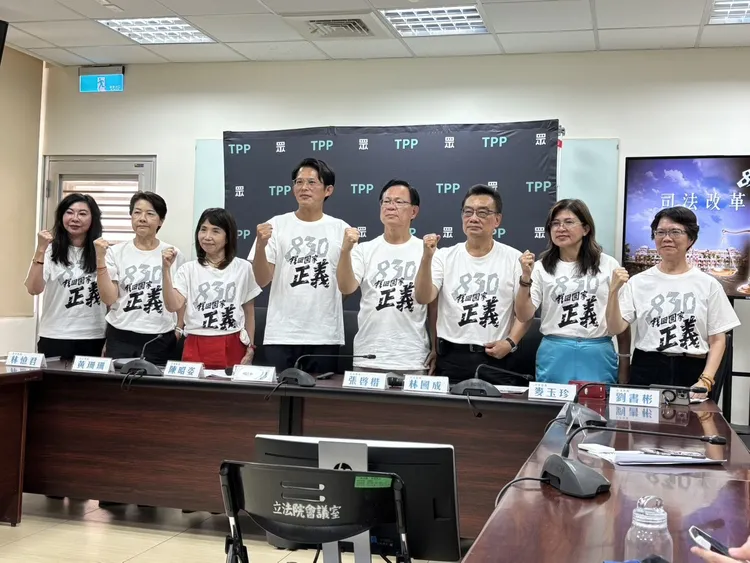 民眾黨2024年8席立委成為國會關鍵少數，圖左起林憶君、黃珊珊、陳昭姿、黃國昌、張啟楷、林國成、麥玉珍、劉書彬。資料照片