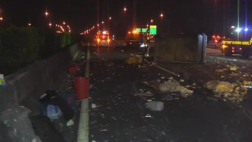 國道1號岡山段凌晨傳意外　行駛半路突爆胎！小貨車側翻滑行3人傷