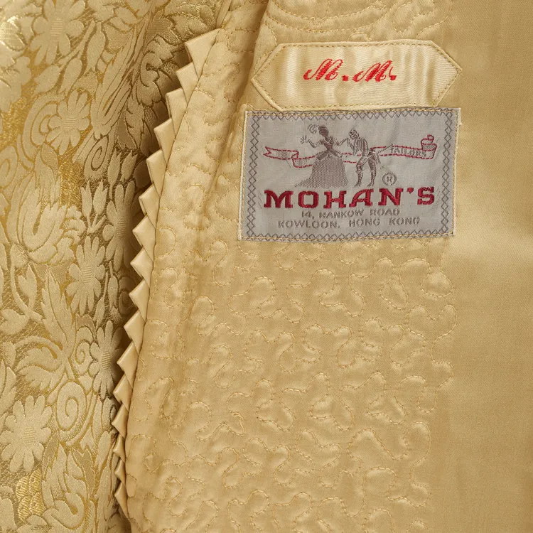 衣服內襯縫製了一個用紅線刺繡著夢露姓名縮寫「M.M.」的專屬標籤。邦瀚斯提供