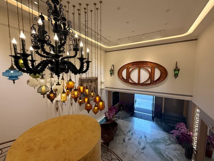 一樓迎賓大廳的義大利穆拉諾（Murano）手工吹製玻璃吊燈。陳揚盛攝