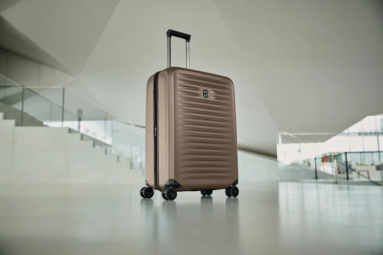 Victorinox Airox Advanced系列行李箱全新推出霧灰棕色。品牌提供
