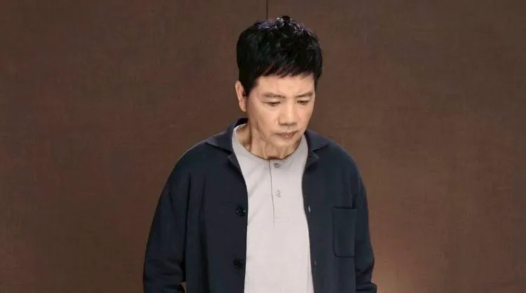 陳凱倫新歌《站在方舟上歌唱》MV出現的第一套衣服，是他親手準備的「告別服」。翻攝陳凱倫FB
