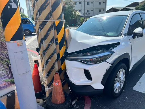 你累了嗎？魚販補貨途中自撞電桿　消防分隊在旁邊即刻救援
