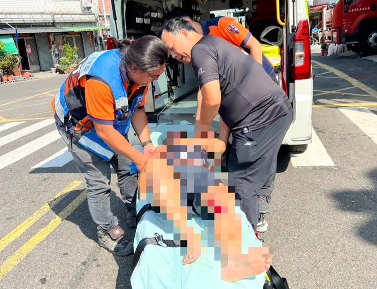 將軍分隊值班消防員立刻出動，協助67歲蘇姓男子脫困送醫。民眾提供