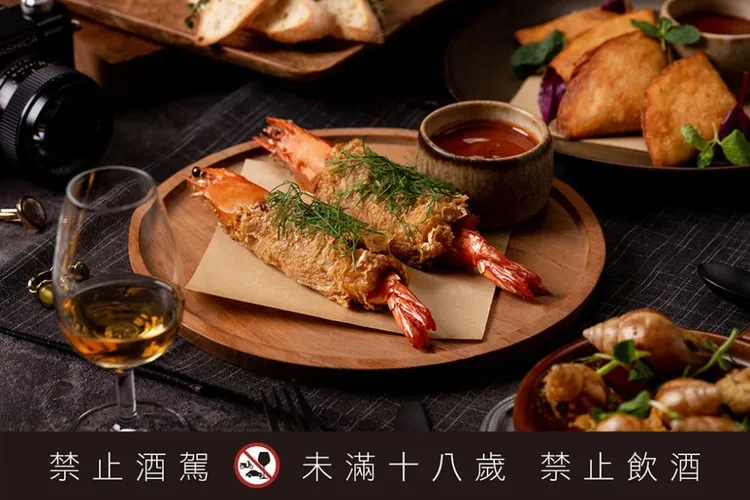 法拉盛追憶・酥炸海虎蝦海鮮卷外層酥脆、內裡彈嫩，搭配特製醬汁，展現海味鮮甜。台北慕軒飯店，臻品之選提供