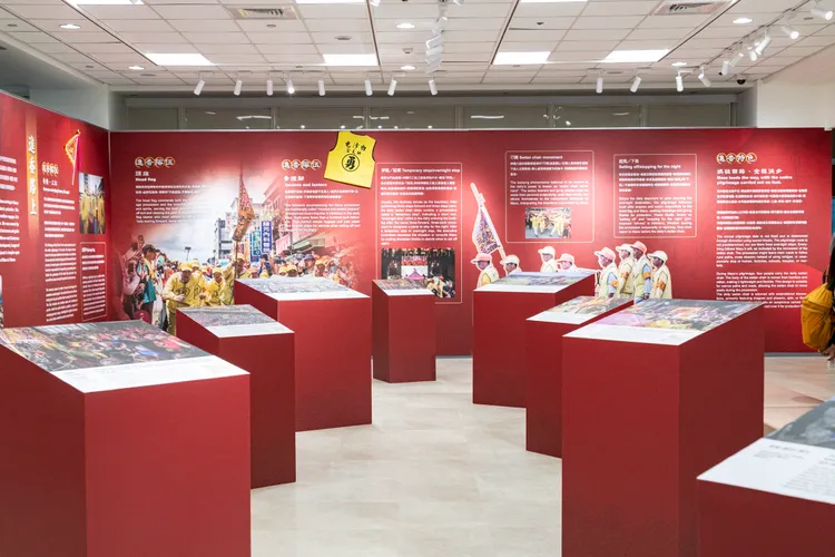 「循香而行：媽祖的庇佑之路」展覽以多元視角呈現臺灣傳統信仰的進香文化，讓旅客在候機時也能深入認識臺灣民間信仰。財團法人昇恒昌基金會提供