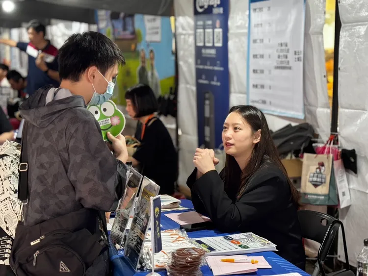 陰雨擋不住求職熱，亞東科大就博會吸688人參與。勞工局提供