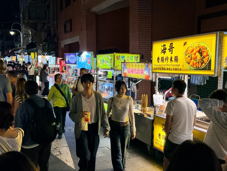 士林夜市有不少攤販小吃，是台北人與觀光客都會去的夜市之一。攝影中心攝