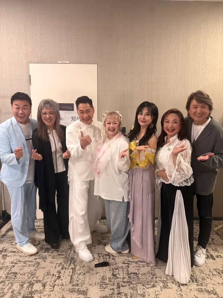 鄭怡與「三金歌王」文章等實力唱將，日前在新加坡開唱。翻攝鄭怡臉書