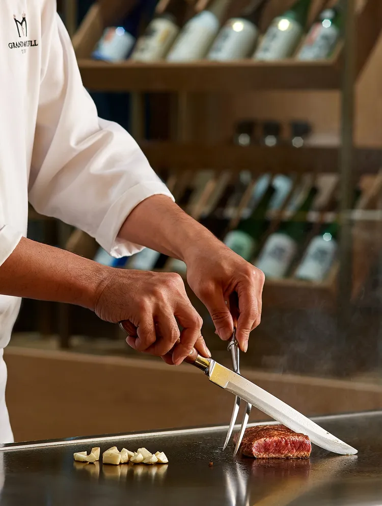 擁有鐵板、炭火、鍋物及桌席共四大料理區的晴山日本料理，慶祝母親節推限定套餐，用日本職人美味感謝媽媽。台北美福大飯店提供