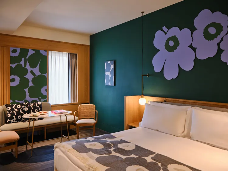 Marimekko與金普頓大安酒店限時推出「仲夏花漾藝境Stay in Bloom」住房專案。品牌提供