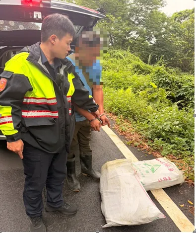 謝男被依現行犯逮捕。翻攝畫面