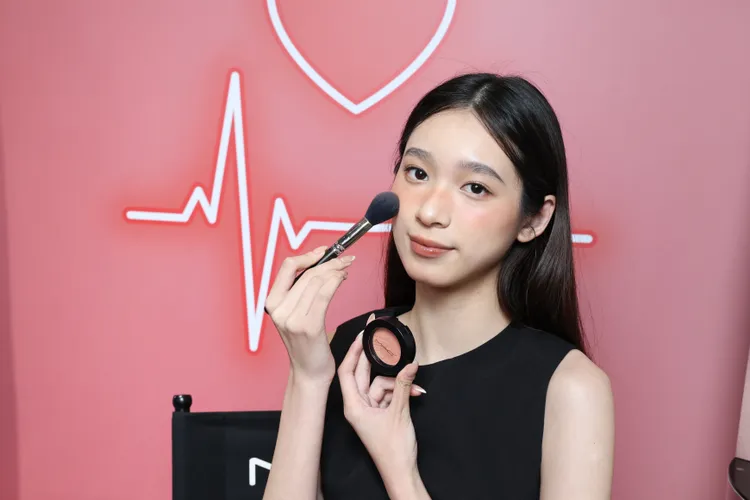 Model示範M.A.C超柔光腮紅。品牌提供
