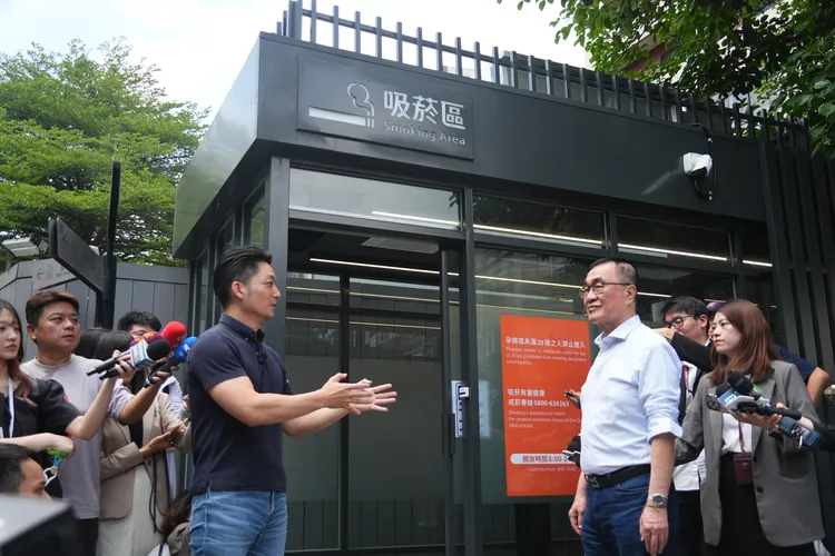 蔣萬安陪同李四川參訪戶外負壓吸菸室。彭欣偉攝