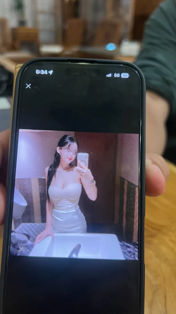 外型亮眼美艷的許姓女子害包括房東榮哥在內的20多人帳戶遭凍結，卻在案發後失聯，一直未到案。鮮明攝