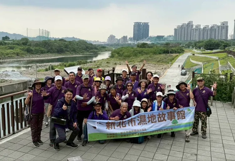 新北市「水漾學堂」結合碧潭堰魚道生態導覽，帶領環保局志工實地走訪新店溪水域。水利局提供