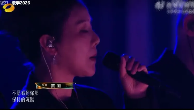 竇靖童昨演出，邀來姑姑竇穎擔任和聲。翻攝微博
