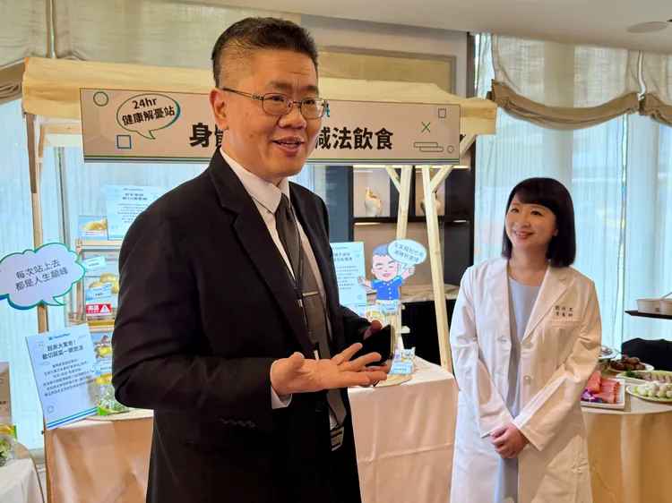 全家商品部長陳菀揚（左）與營養師劉怡里說明健康飲食商品。莊偉祺攝