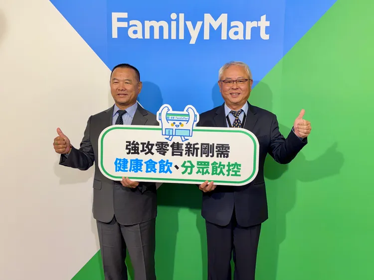 全家便利商店今（14日）舉辦健康商品展示會，董事長葉榮廷（右）、總經理薛東都出席。莊偉祺攝