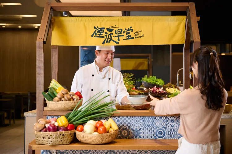 煙波國際觀光集團攜手米其林必比登推薦品牌「Pang Taco 胖塔可」，於全台煙波早堂推出「墨式嫩雞能量碗」，打造國際級拉丁風味早餐體驗。煙波國際觀光集團提供
