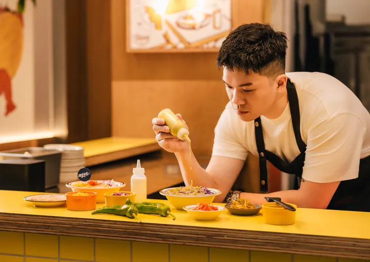 Pang Taco胖塔可主廚陳治宇親自料理製作墨式嫩雞能量碗，將米其林必比登推薦風味導入全台煙波早堂。煙波國際觀光集團提供