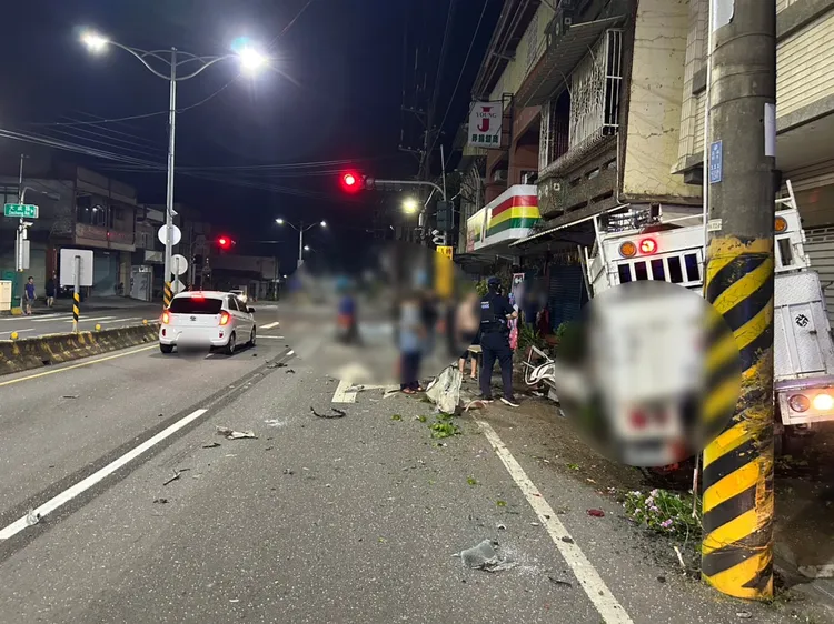 小貨車擦撞路旁民宅，造成民宅外部及車輛毀損。翻攝畫面