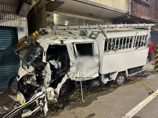 高雄動保處公務車撞進民宅！駕駛一度卡車內　一驗酒測值嚇死人