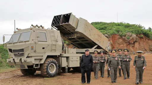 霸氣金正恩檢閱最新火箭砲　帥氣雙手插口袋視察邊境前線